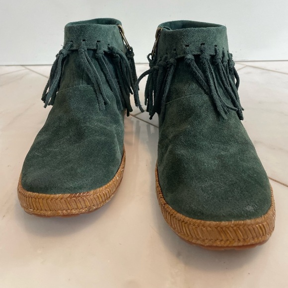 Ugg Australia green suede leather fringe moccasin flat ankle booties size 7 EUC - Picture 2 of 9